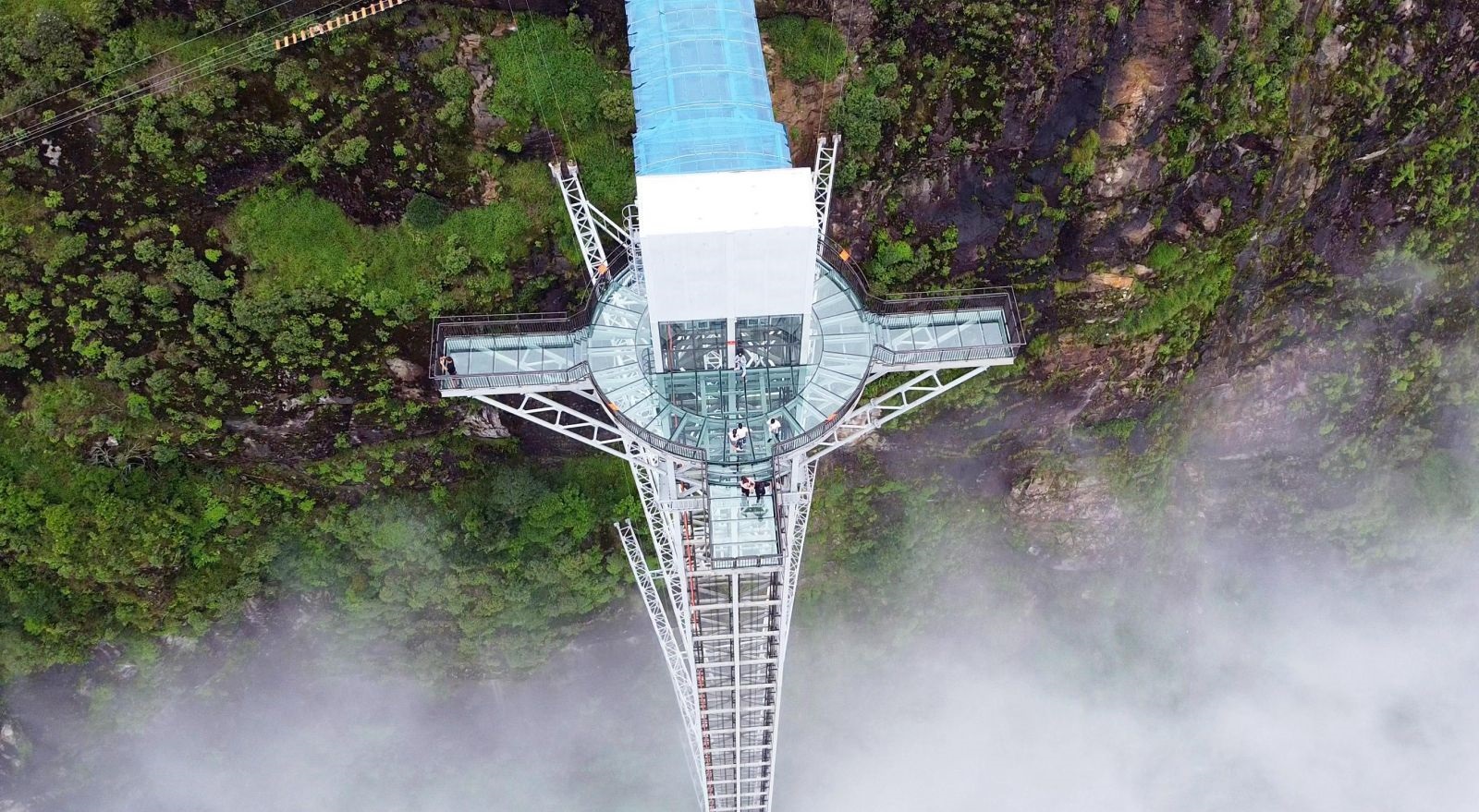 di-chuyen-tren-cau-kinh-sapa