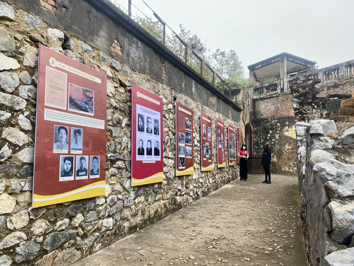 di-tich-nha-tu-son-la