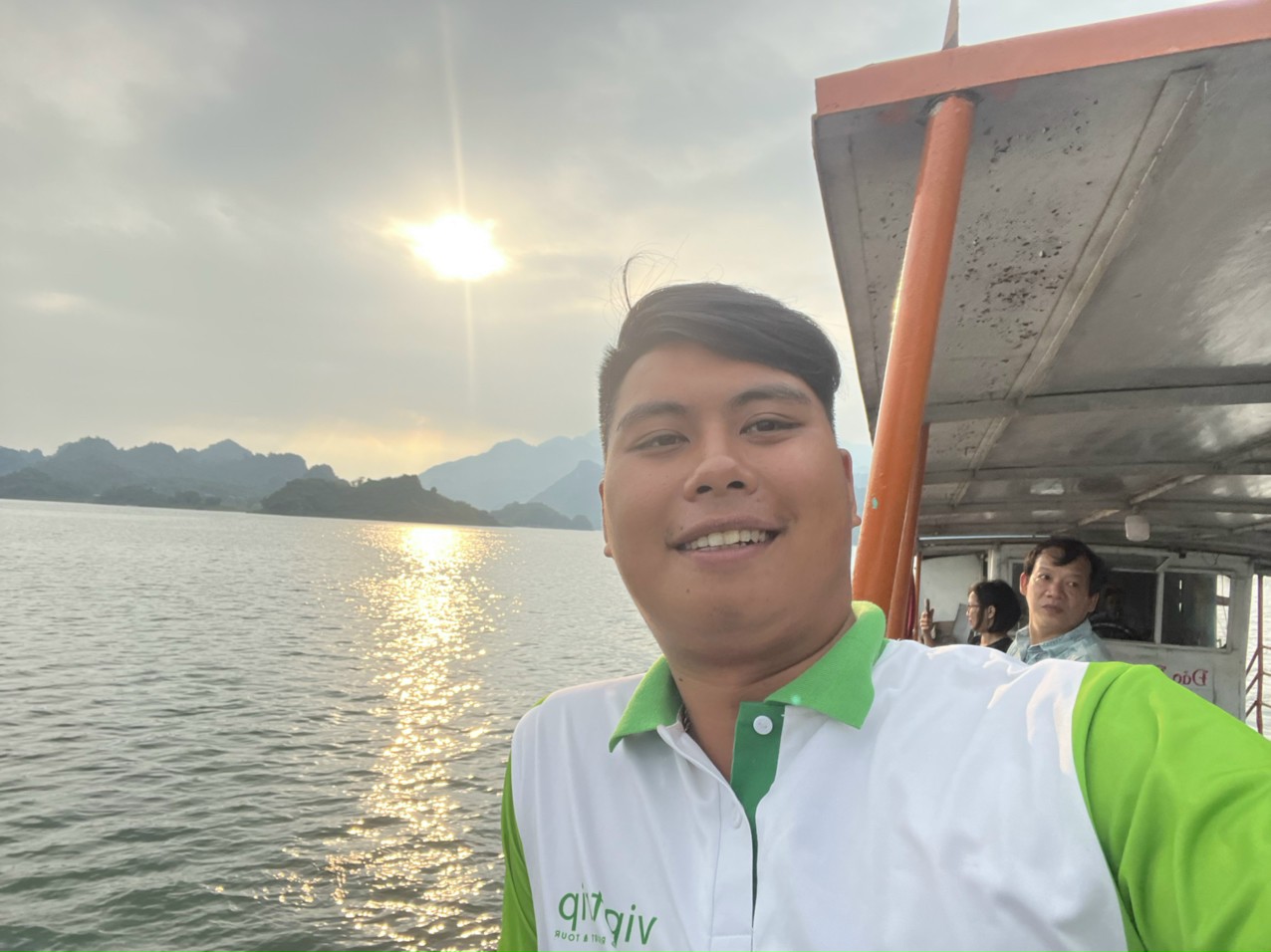 huong-dan-vien-phuc-vu-tour-thung-nai