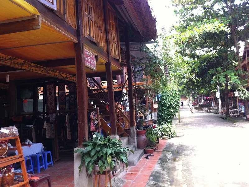 Đặt nhà sàn tại Bản Lác - Mai Châu