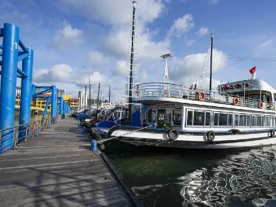 Cho thuê tàu thăm Vịnh Hạ Long